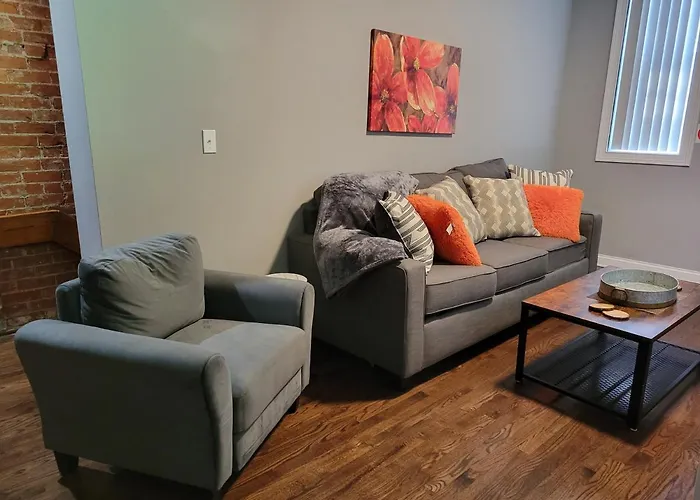 Spacious Industrial Split Level With A Balcony